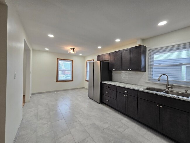 Building Photo - 7230 Beech Ave