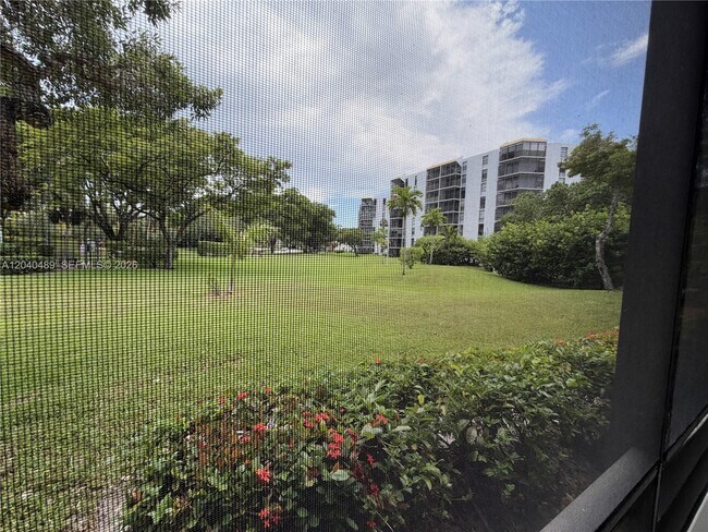 Building Photo - 20500 W Country Club Dr