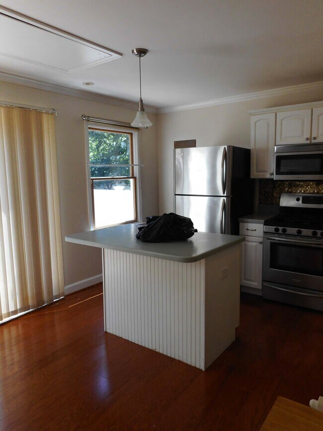 Building Photo - 608 Green St