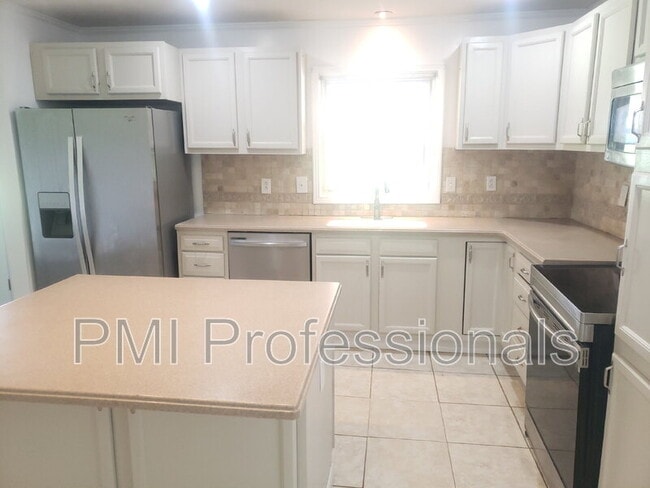 Building Photo - 2988 Parkwood Dr