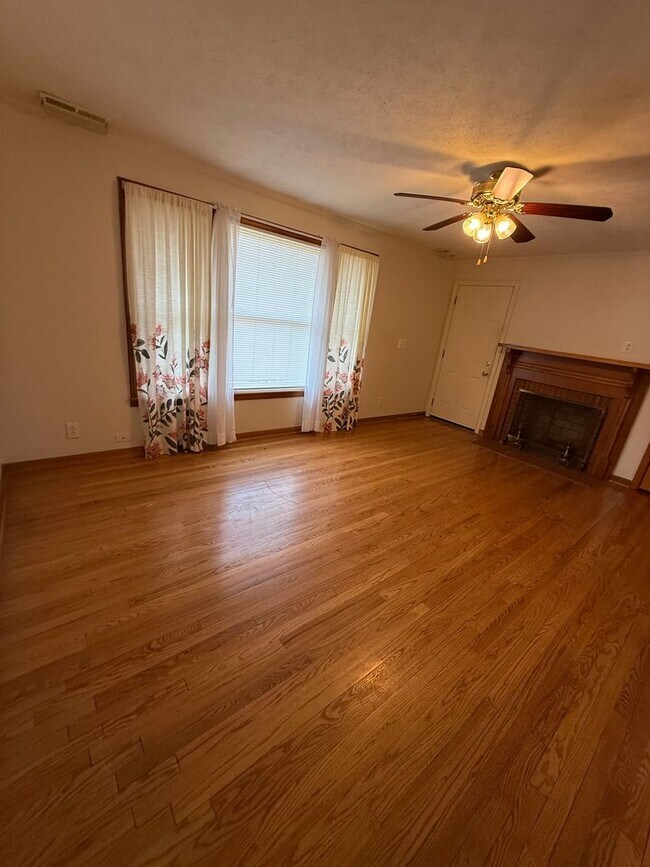 Building Photo - Charming 2 Bed, 1 Bath Triplex