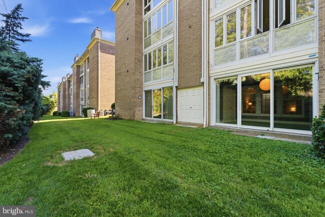 Building Photo - 5705 Brewer House Cir