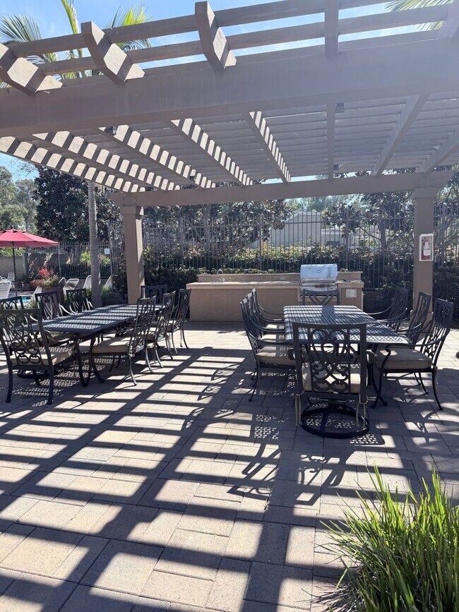 Building Photo - Exclusive Newport Terrace Condos - Trails to the Beach!