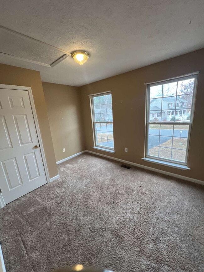 Building Photo - Split foyer home in Lancaster Gate with 3 bedrooms and 1 bathroom. 2 Bedrooms and Bathroom Upstai...