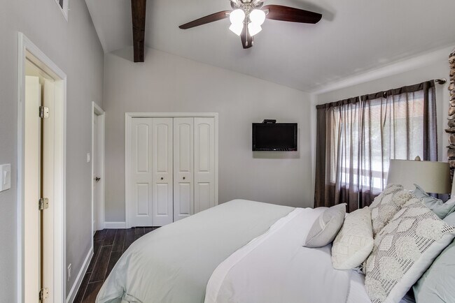 Building Photo - 1810 Lakeshore Dr