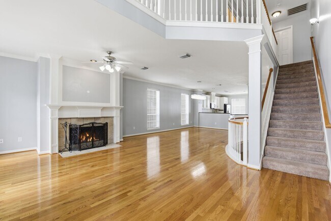 Building Photo - Charming Corner Townhouse in the Heart of Midtown