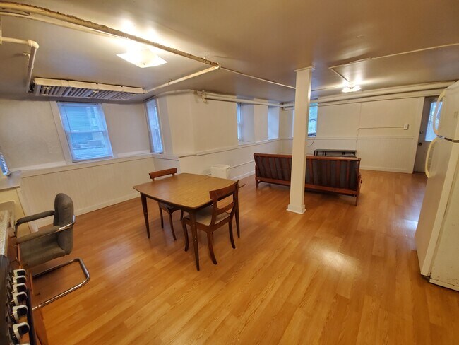 Building Photo - 105-107 N Quarry St