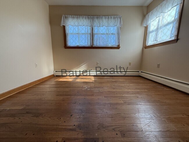 Building Photo - Four Bedroom, New London Schools