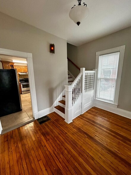 Building Photo - 518 E 13th Ave