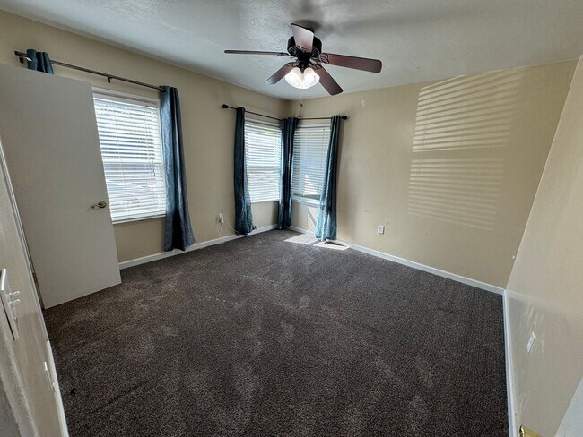 Building Photo - 1709 Ventura St