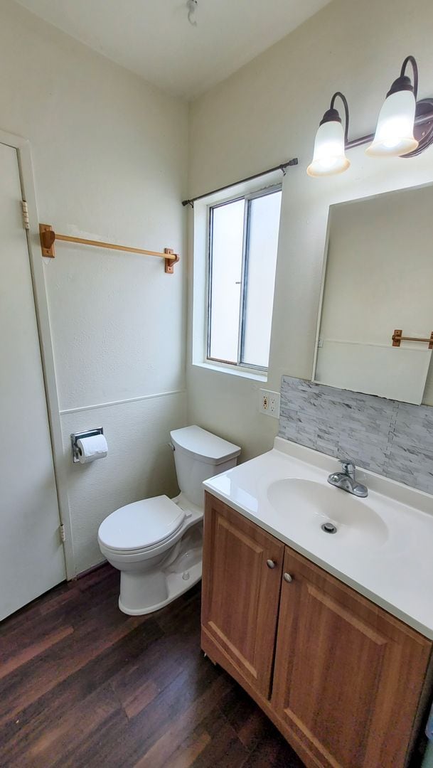 Building Photo - Downstairs 2 Bed 1 Bath with Carport and O...