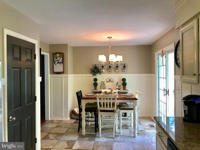 Building Photo - 8 Plumosa Dr