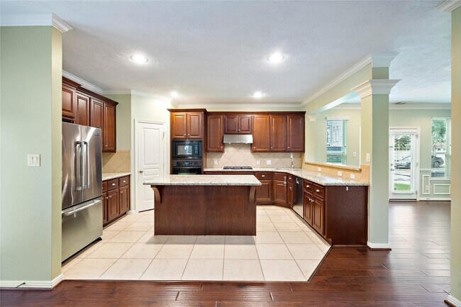 Building Photo - 2626 Couch St