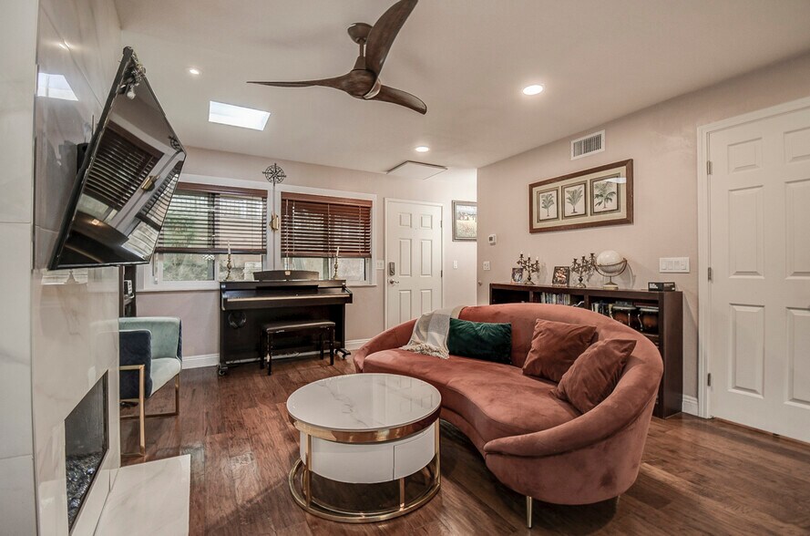 Building Photo - 11 Seamist Ct