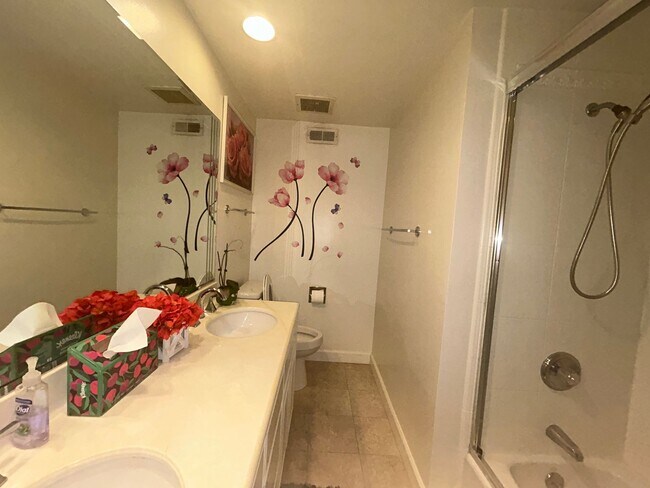 Building Photo - Beautiful Fully Furnished 4Bed/2Bath Home for Rent