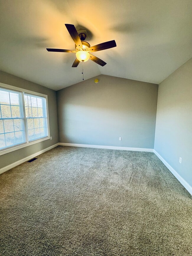 Building Photo - *LIKE NEW!* 3BR/2.5BA Townhouse in Crescen...