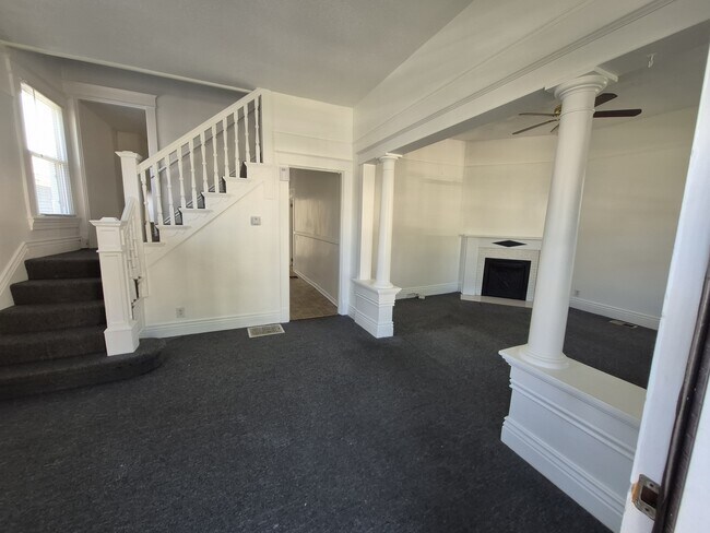 Building Photo - 635 S 39th St