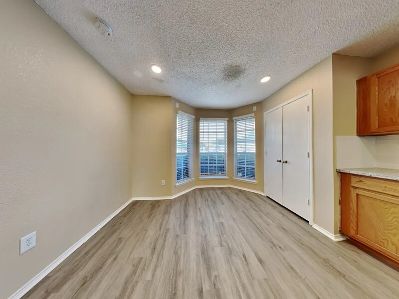 Building Photo - 10644 Shadywood Dr