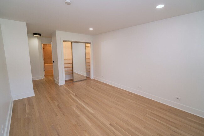 Building Photo - 656 Golf Ln