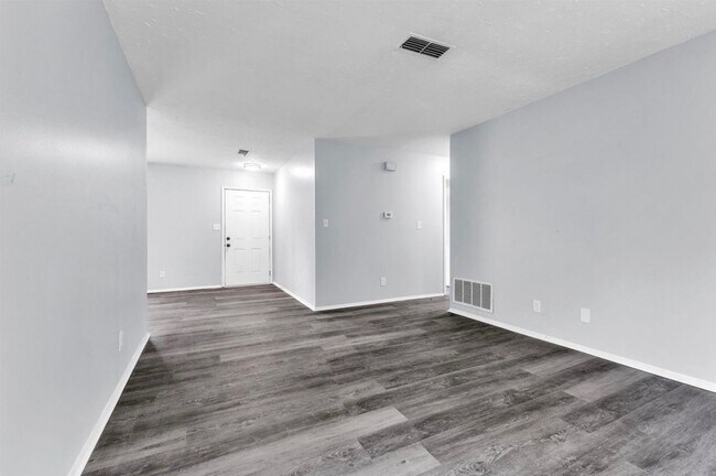 Building Photo - 701 Southlawn Dr
