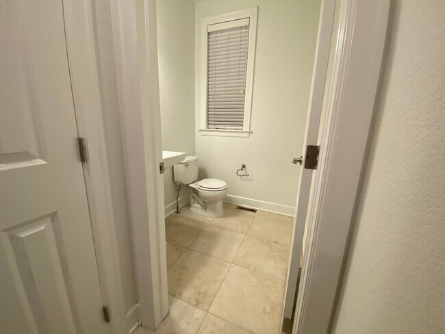 Building Photo - Luxury Townhome!