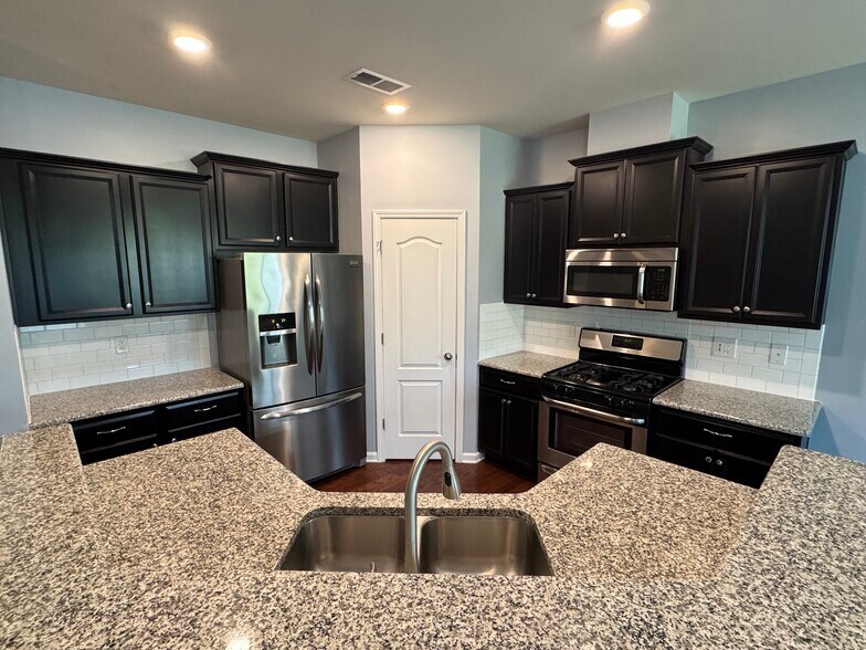 Building Photo - 4011 Black Walnut Way