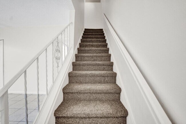 Building Photo - 3 BR / 3 BA + Patio + Parking AVAIL 8/1