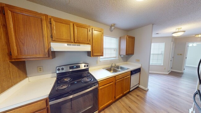 Building Photo - Charming one-story 1st level end unit condo