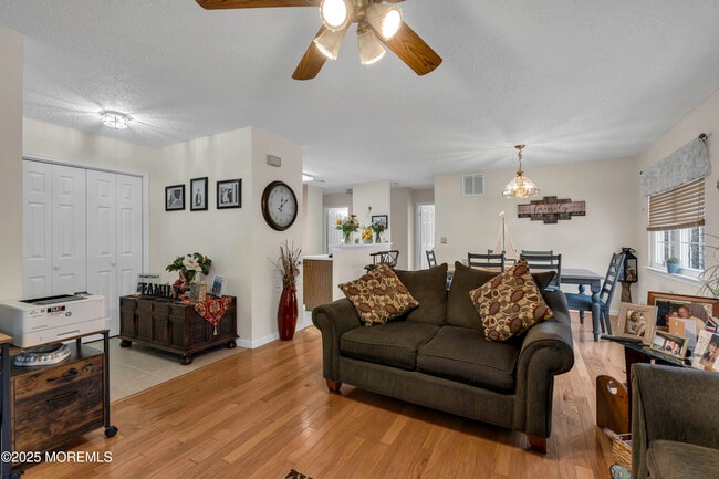 Building Photo - 143 Pine Oak Blvd