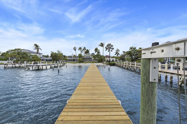 Building Photo - 122 S Lake Dr