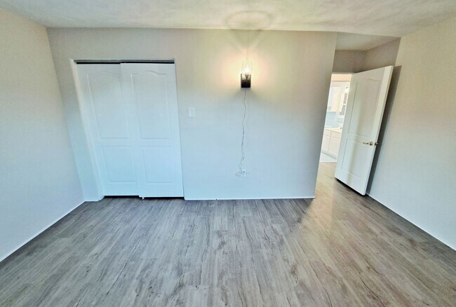 Building Photo - 3 Bed / 1-1/2 Bath Single Family Home w/ 2-Car Garage