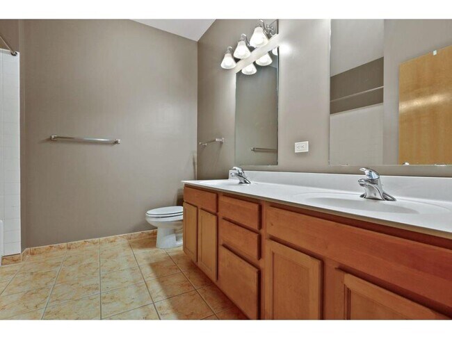 Building Photo - 2565 Franklin Ave