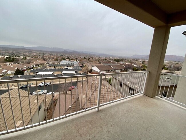 Building Photo - 438 N Stone Mountain Dr