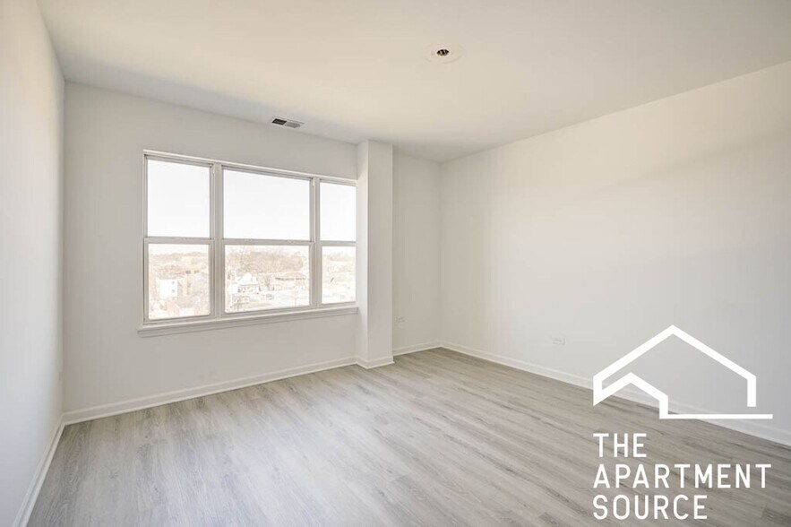 Building Photo - 1540 W Glenlake Ave