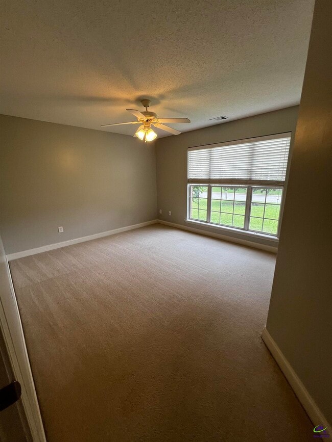 Building Photo - 306 Hummingbird Ln
