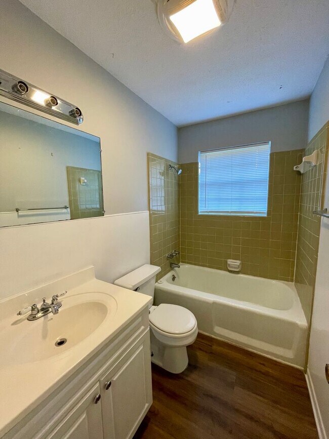 Building Photo - 29 E Laramie Dr