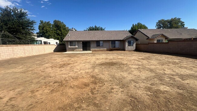 Building Photo - East Lancaster Home