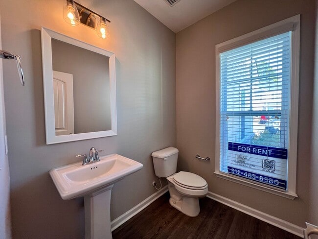 Building Photo - 3 bed/2.5 bath at end unit townhome in Berkeley Walk at Savannah Quarters with garage