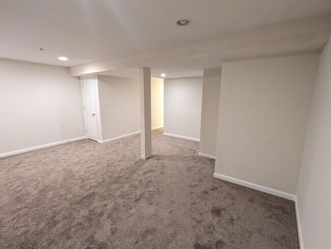 Building Photo - Well maintained townhouse in Robin Meadows Community with updated features available now!