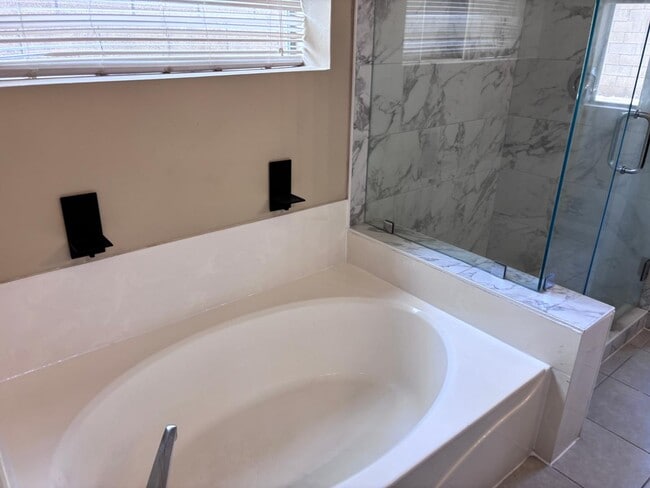 Building Photo - 2720 E Hulet Dr