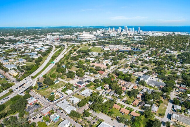 Building Photo - 935 Union St S