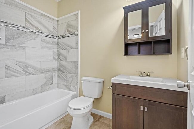 Building Photo - 438 Elm St