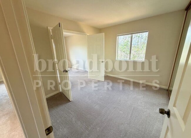 Building Photo - 988 W 15th Ave