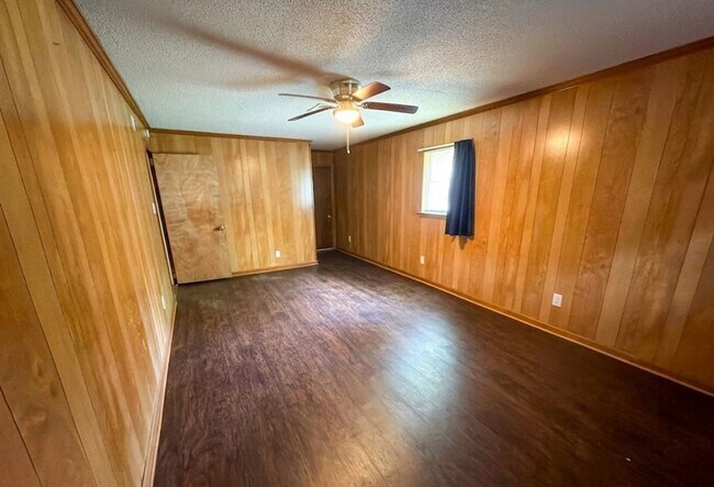 Building Photo - 1502 Rolling Hills Dr