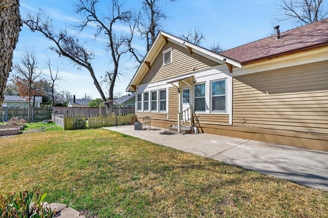 Building Photo - 212 N Grand Ave