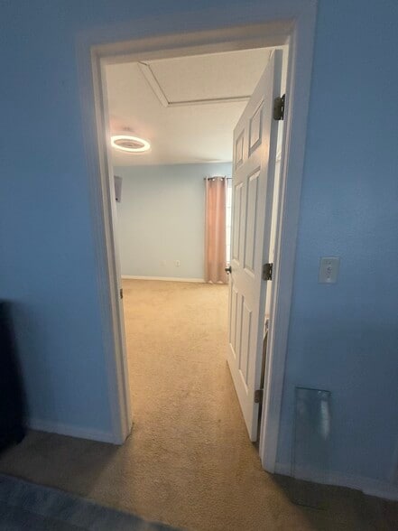 Building Photo - 16131 Loneoak View Dr