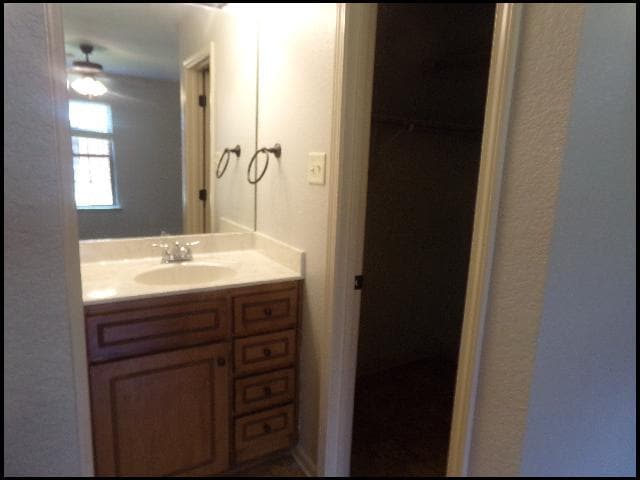 Building Photo - 400 E Locust St