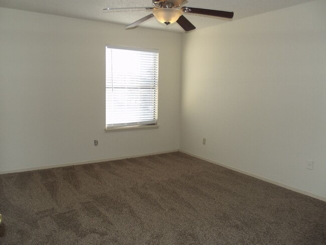 Building Photo - 1 Bedroom, 1 Bath with Carport - Raintree Manor Condo