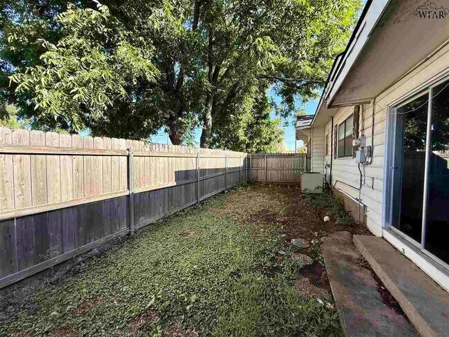 Building Photo - 402 W Omega St