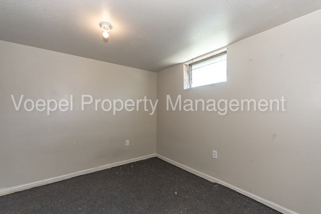 Building Photo - 2 Bedroom 1 Bath Remodeled KCK Duplex